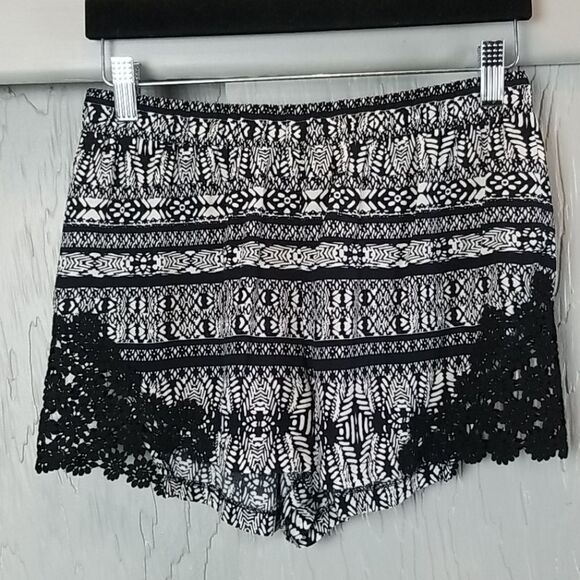 🖤5/$20🖤 NEW..FOREVER 21 black & off white shorts - Picture 1 of 8